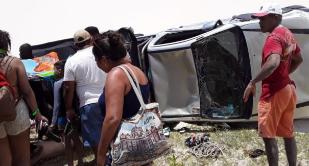Caminhonete carregada de turistas capota em Santo Amaro