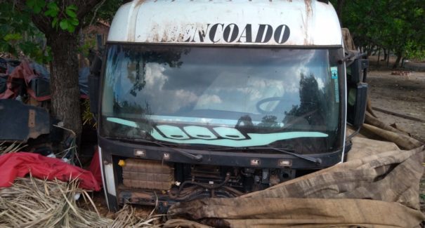 Caminhões roubados são recuperados em fábrica de desmanches