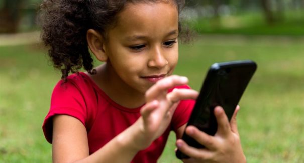 Segundo relatório do Pisa, uso excessivo de celular afeta desempenho de alunos