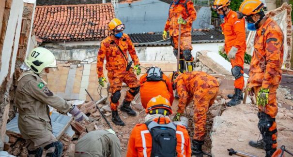 Bombeiros encontram corpo de 8ª vítima de desabamento em Fortaleza