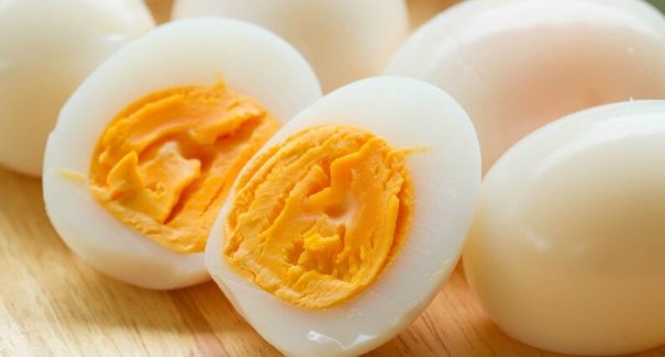 Saiba como reduzir gases e desconforto abdominal após comer ovo cozido
