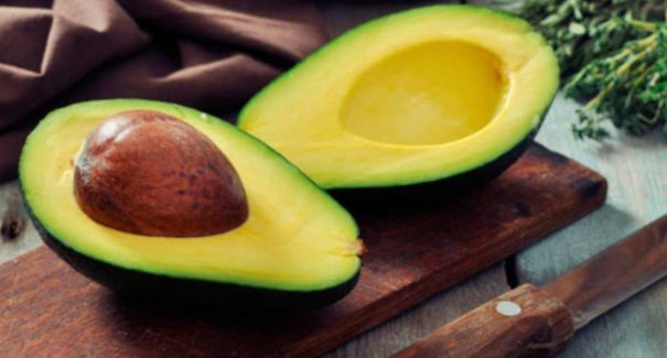 Aprenda a fazer vitamina de abacate com aveia