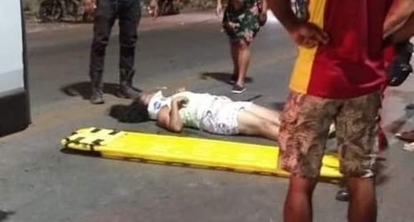 Mulher fica ferida após se jogar de ônibus durante assalto