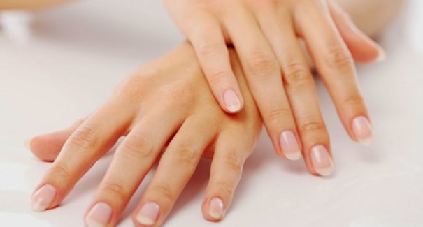 Confira 2 dicas de  como remover unhas postiças corretamente