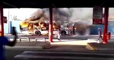 Vídeo: Ônibus de transporte público pega fogo dentro de terminal em São Luís