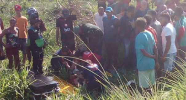 Casal perde controle de motocicleta e invade residência na BR-316