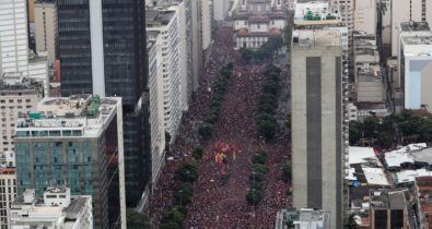 Multidão de flamenguistas se reúne no Rio para recepcionar jogadores