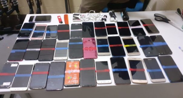 Mulher é presa em penitenciária com mais de 30 celulares escondidos em cadeira de rodas