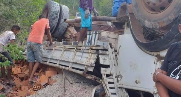 Caminhão carregado com material de construção tomba ao tentar subir ladeira