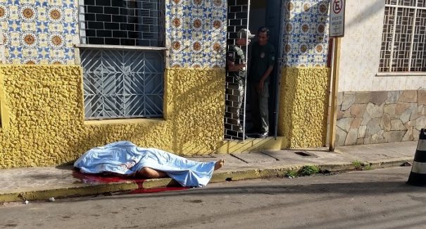 Homem é executado com três tiros no centro da cidade