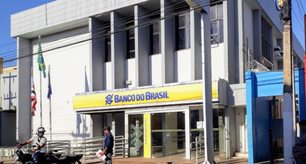 Bandidos mantêm família de gerente de banco refém e roubam agência