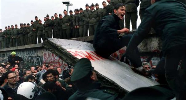 Confira fotos históricas da queda do Muro de Berlim