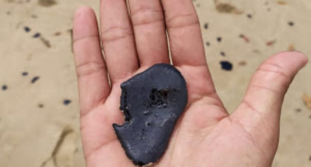Manchas de óleo chegam às praias da cidade de Tutóia
