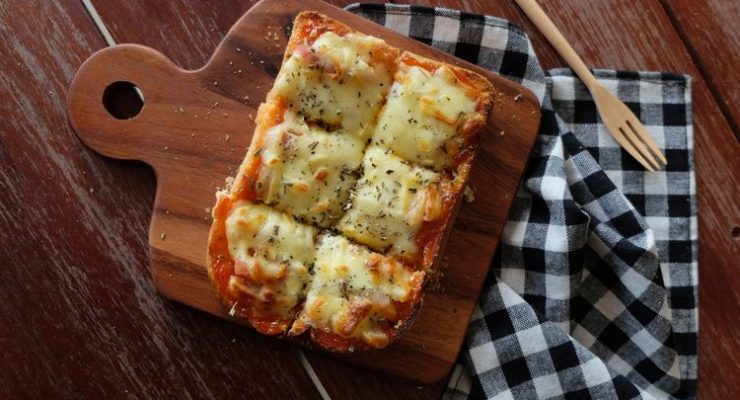Como fazer pizza com pão de forma