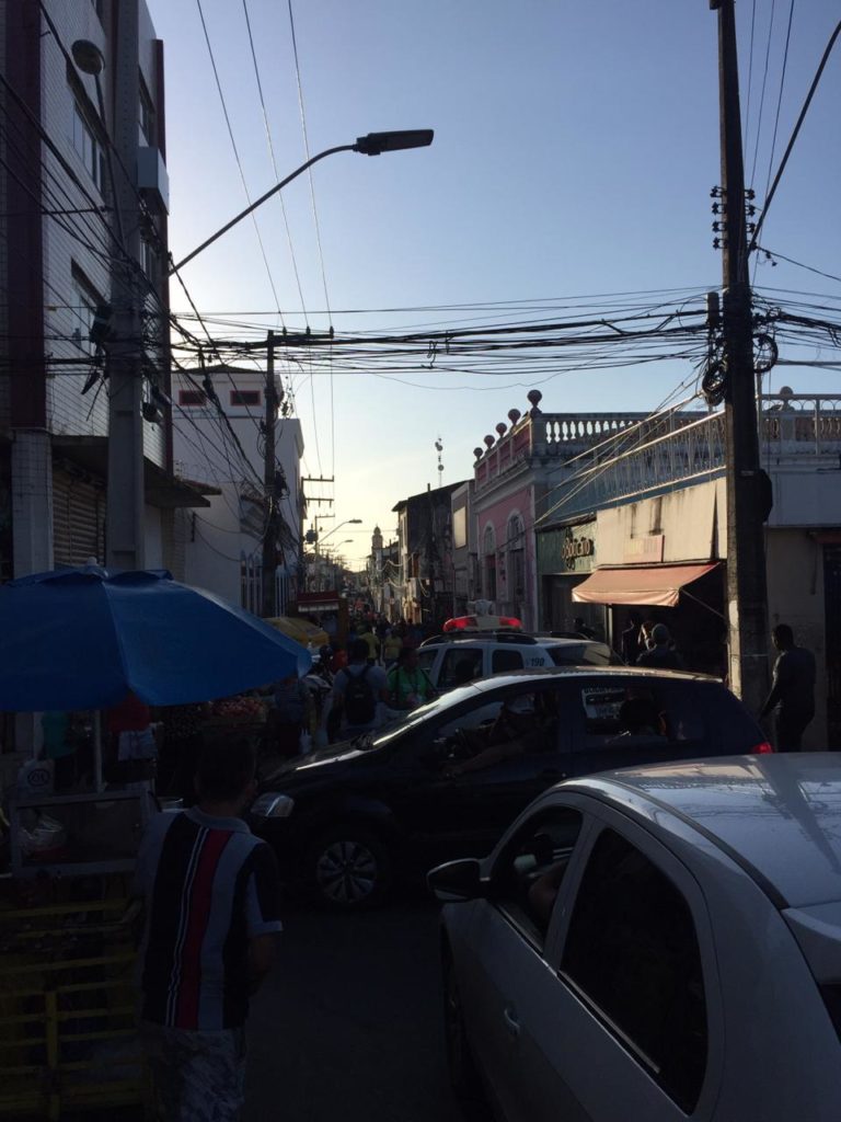 Criminosos fazem reféns em assalto a estabelecimento comercial em São Luís