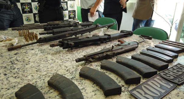 Fuzis e carro utilizado em assaltos a bancos no Maranhão são apreendidos no Piauí