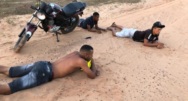 Trio é preso portando armas e drogas durante abordagem policial
