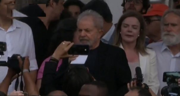 Ex-presidente Lula deixa prisão em Curitiba