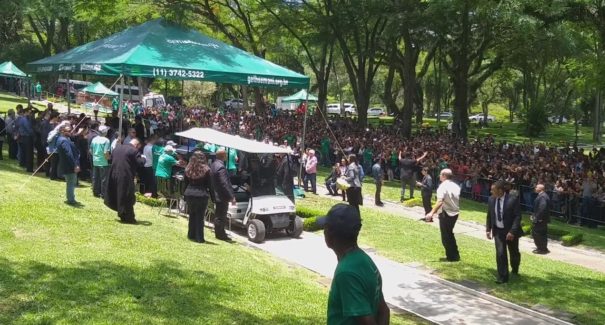 Corpo de Gugu Liberato é enterrado em São Paulo