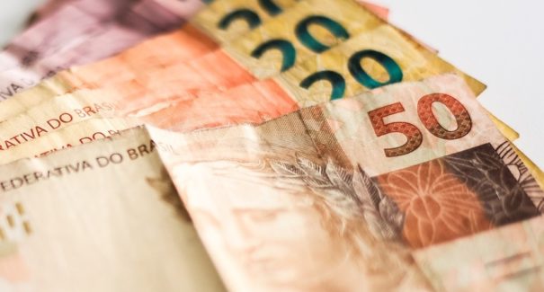 Salário mínimo de R$ 1.621 deve movimentar R$ 81,7 bilhões na economia em 2026