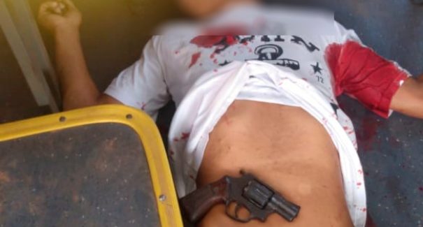 Assaltante morre durante troca de tiros com PM dentro de ônibus