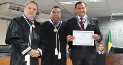 Jornalista Raimundo Borges recebe medalha no TRE-MA