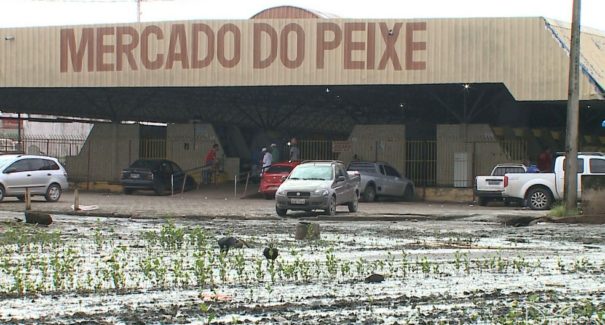 Suspeito de assalto foge nadando e cúmplice é espancado por feirantes