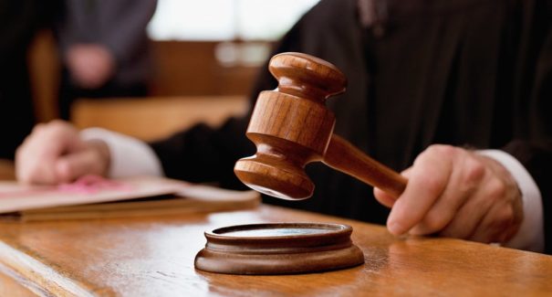 Julgado homem acusado de matar o próprio irmão com golpes de facão no pescoço