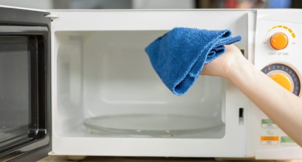 4 dicas para limpar o microondas