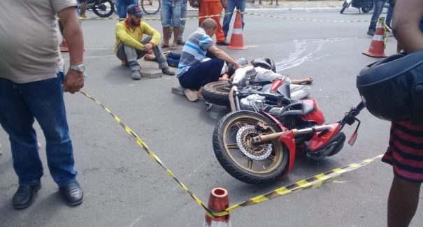 Casal morre após motocicleta bater em ônibus