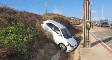 Veículo tomba em barranco na Avenida Litorânea em São Luís