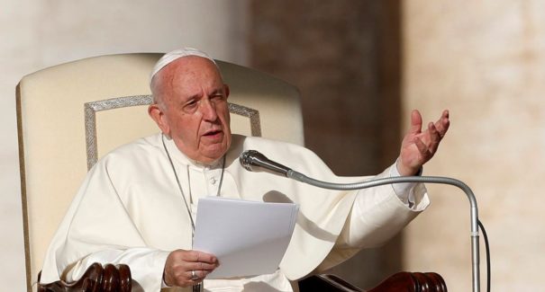 Papa Francisco passa por cirurgia e reage bem a procedimento