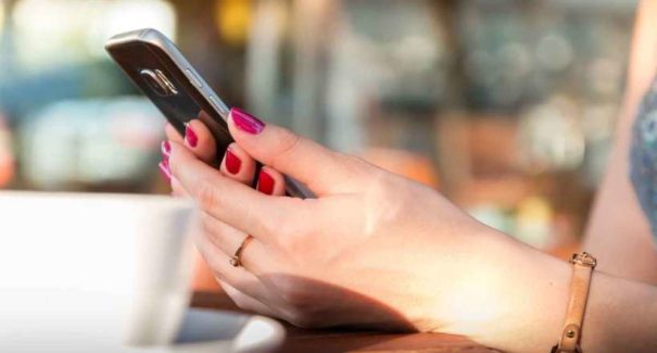 Adolescente morre após colocar celular para carregar com fone de ouvido