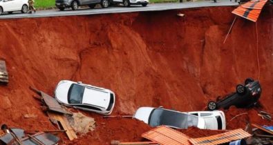 Cratera de 20 metros engole quatro carros no Distrito Federal