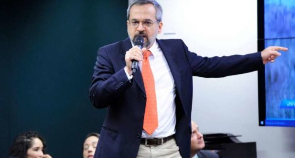 “A Polícia Militar tem que entrar nos campus”, diz ministro da educação