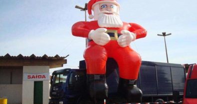 Ladrões roubam Papai Noel de 8m de altura; dona oferece recompensa