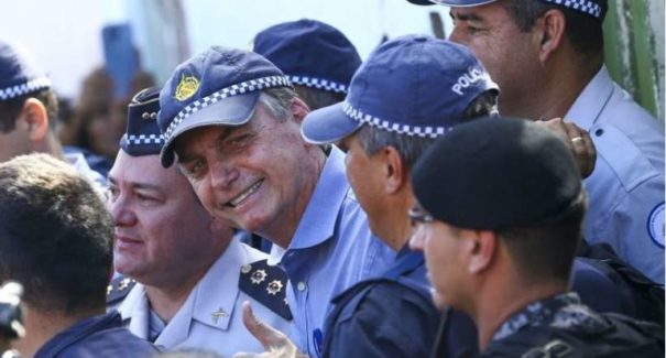 Policiais presos são incluídos no indulto
