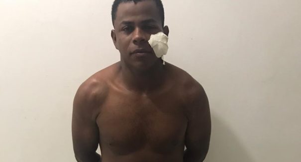 Polícia prende homem em descontrole emocional com posse de arma de fogo