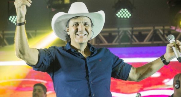 Cantor Juliano Cezar morre após infarto durante show