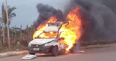 População revoltada ateia fogo em ambulância após atropelamento