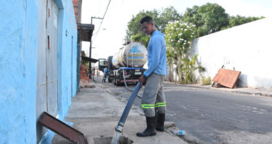 Carros-pipa abastecem área Itaqui-Bacanga durante conserto de adutora