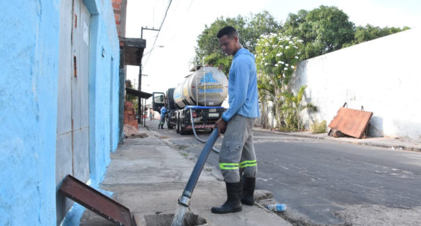 Carros-pipa abastecem área Itaqui-Bacanga durante conserto de adutora
