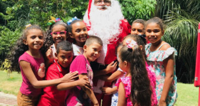 Papai Noel visita  crianças da área  Itaqui-Bacanga