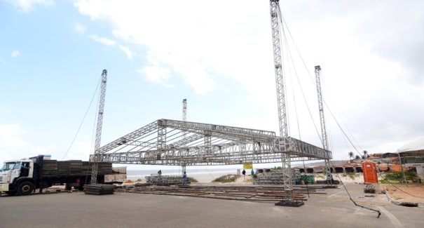 Palco do show da virada na Litorânea começa a ser montado