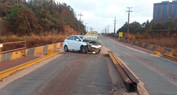 Carro colide com divisor de pista na BR-135