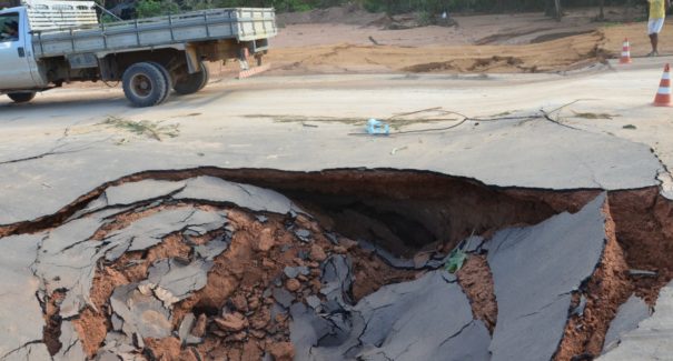 Trecho da BR-222 onde asfalto cedeu deve ser liberado ainda hoje (05)