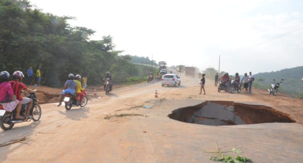 Asfalto da BR-222 acaba cedendo devido fortes chuvas