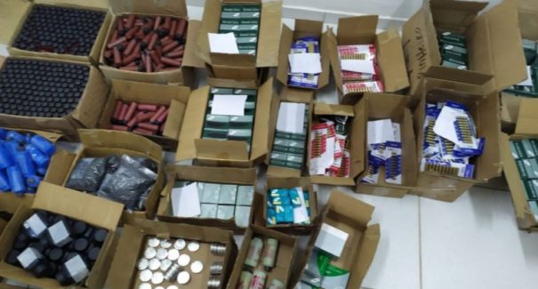 Munições são encontradas pela polícia em fundo falso de caminhão