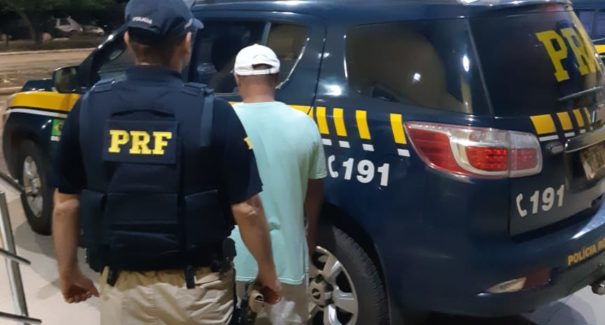 PRF prende condutor por dirigir alcoolizado e fazer zig-zag na estrada