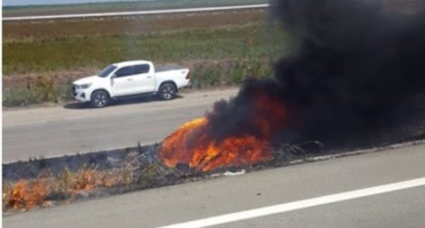 Veículo capota e pega fogo na BR-135